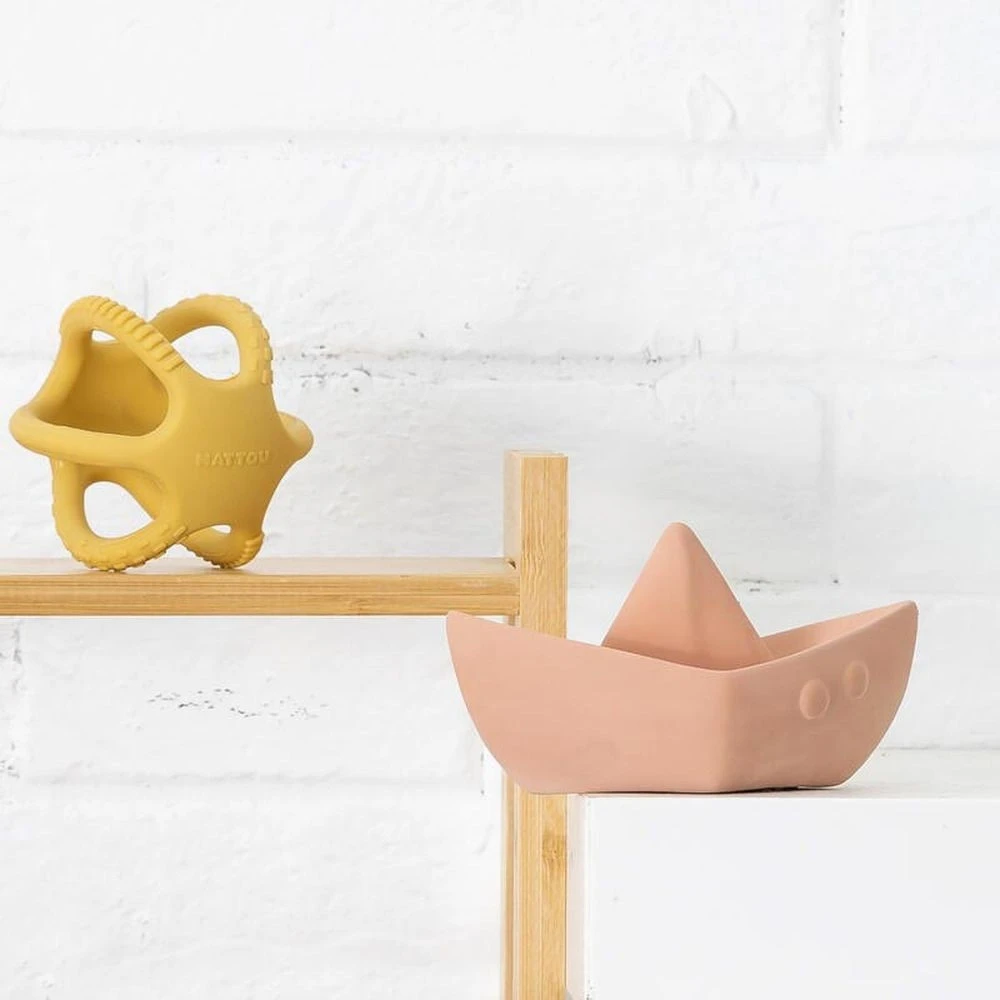 NATTOU Bateau Caoutchouc Abricot 2 NATTOU Bateau Caoutchouc Abricot – Image 2